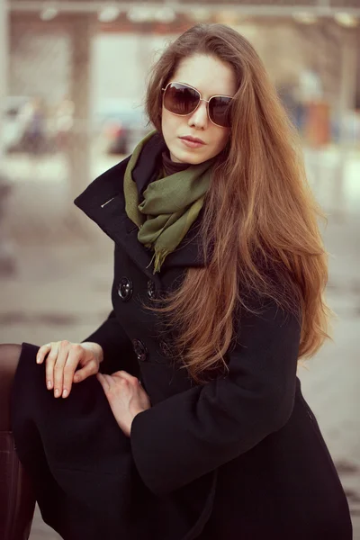 Mulher bonita em um casaco preto elegante — Fotografia de Stock