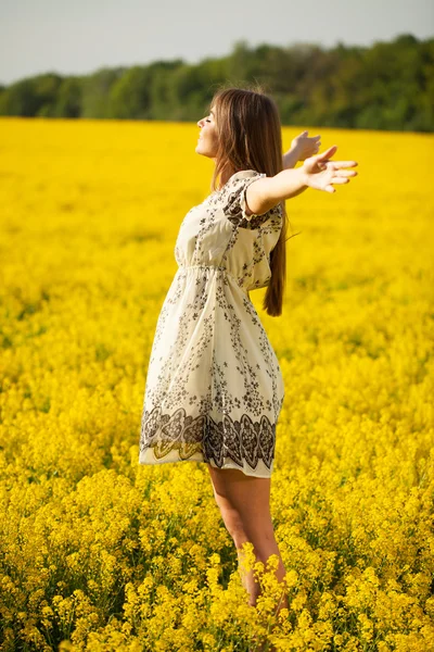 Vrouw verspreid zijn handen in verrukking — Stockfoto