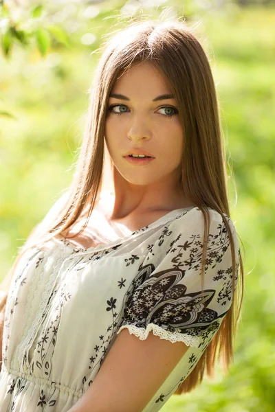 Menina bonito com cabelo comprido — Fotografia de Stock