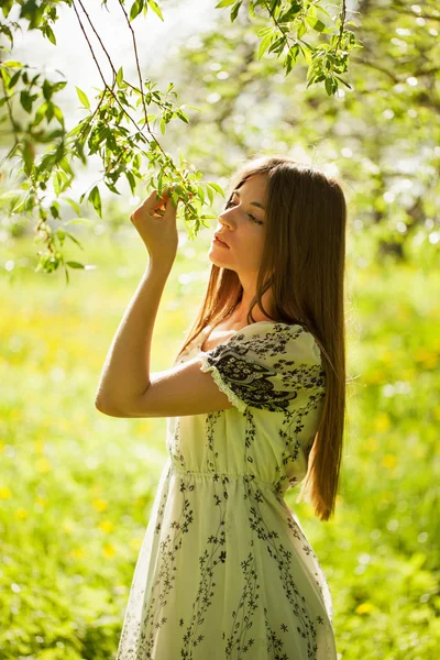 Красивая девушка рассматривает листья — стоковое фото