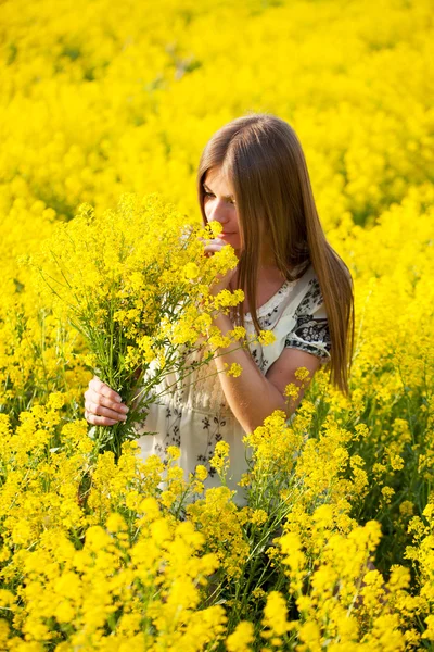 Dziewczyna w dziedzinie żółte kwiaty — Zdjęcie stockowe