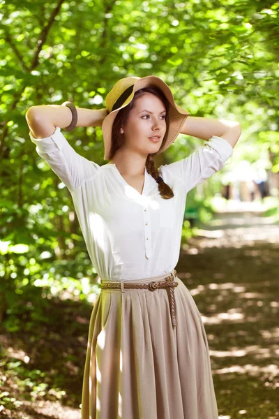 Bella giovane donna in un cappello elegante — Foto Stock