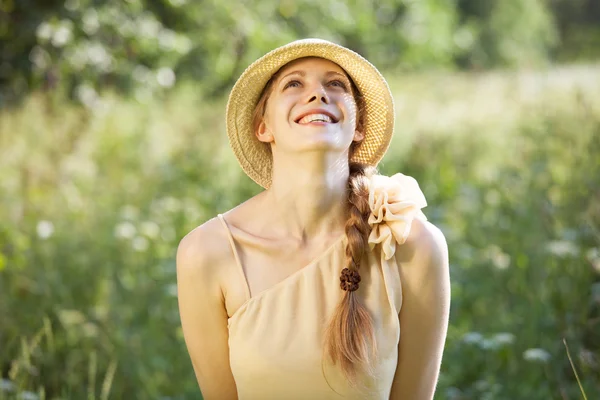 Gelukkig mooi jong vrouw — Stockfoto