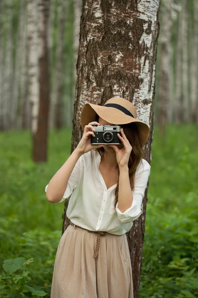 Mujer joven fotografió a alguien — Foto de Stock