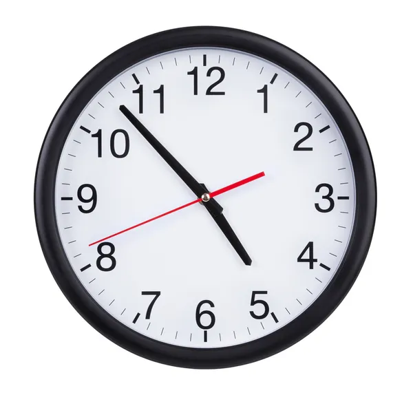 Office toont rond de klok bijna vijf uur — Stockfoto