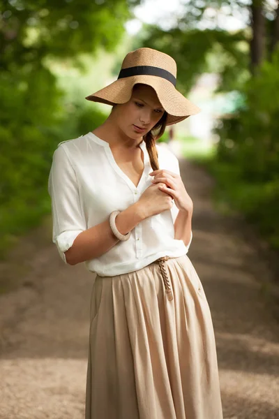 Menina elegante jovem triste sobre algo — Fotografia de Stock