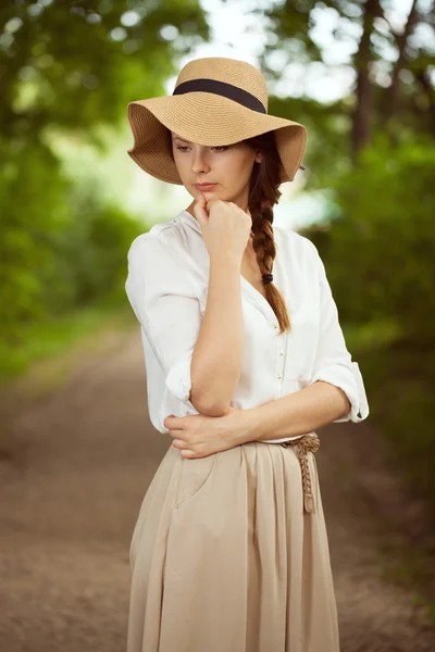Mujer joven con estilo en un sombrero — Foto de Stock