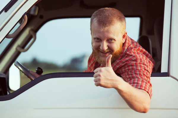 Fahrer zeigt, dass alles in Ordnung ist — Stockfoto