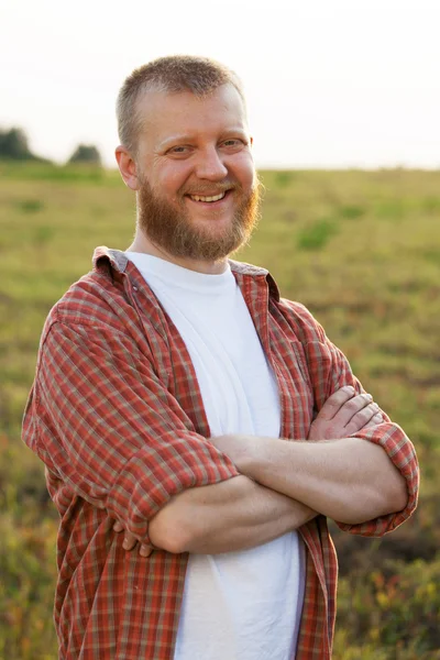 Heureux homme à barbe rouge dans une chemise — Photo