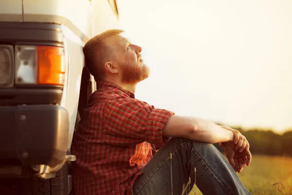 Lastbilschaufför tar en paus från arbetet — Stockfoto