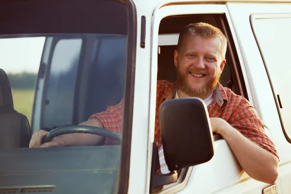 Lustiger Fahrer am Steuer seines Autos — Stockfoto