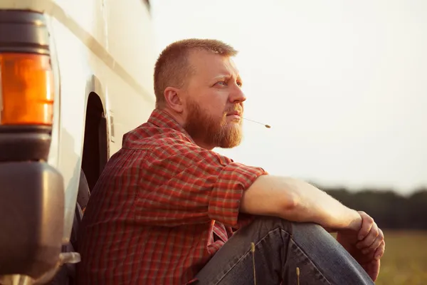Homem de barba vermelha em uma noite de verão — Fotografia de Stock