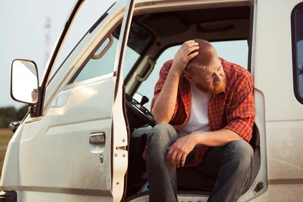 Conducteur de la voiture est assis en pensant — Photo