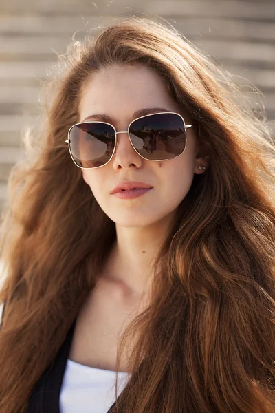 Krásná mladá žena ve stylové sluneční brýle — Stock fotografie