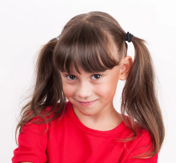 Klein meisje in een rode t-shirt — Stockfoto