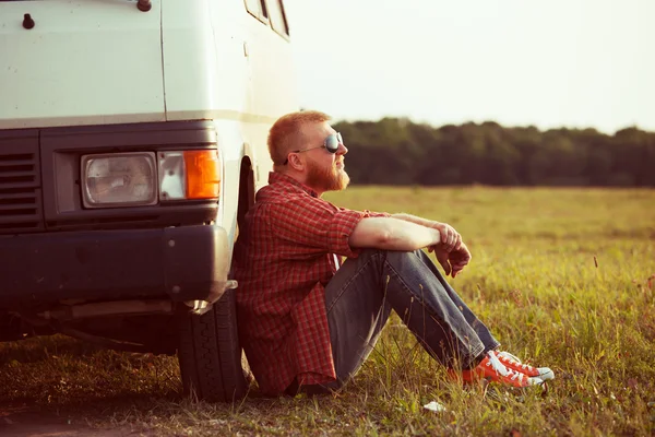 Fahrer sitzt neben seinem Auto — Stockfoto