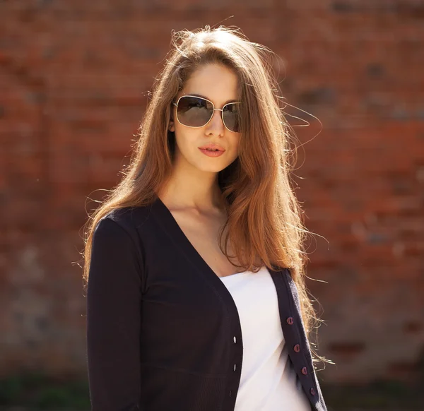 Linda niña usando gafas de sol — Foto de Stock