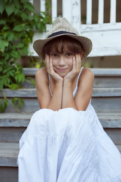 Schönes Mädchen mit Hut — Stockfoto