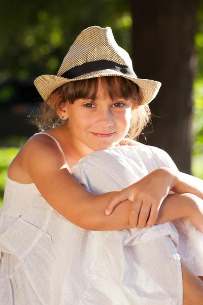 Menina de olhos castanhos alegre em um chapéu elegante — Fotografia de Stock