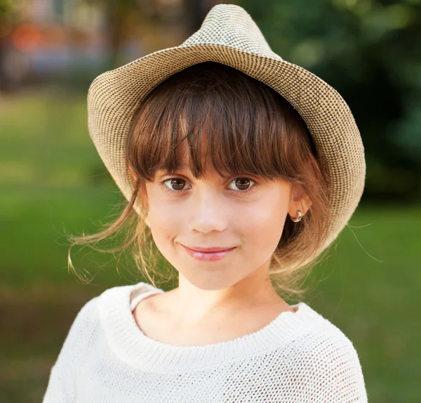 Affascinante ragazza dagli occhi marroni in elegante cappello — Foto Stock