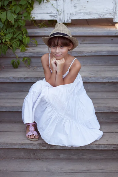 Gelukkig meisje in een hoed en kleding — Stockfoto