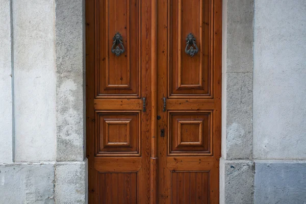 Деревянные двери с ручками — стоковое фото