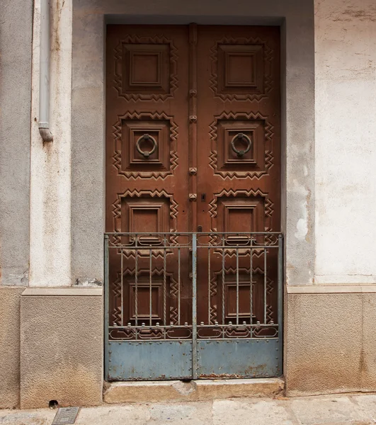 Eski bir binada kapalı ahşap kapı — Stok fotoğraf