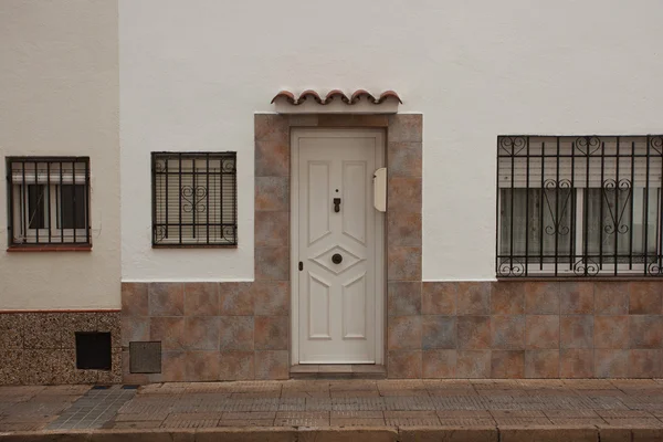 Wooden door in a white stucco house — Stock Photo, Image