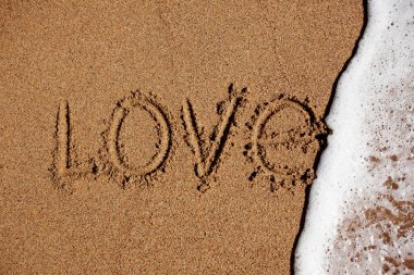 kelime aşk sahilde su ile yıkanıp