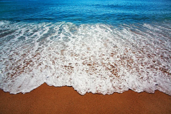 Голубое море с волнами и побережьем — стоковое фото