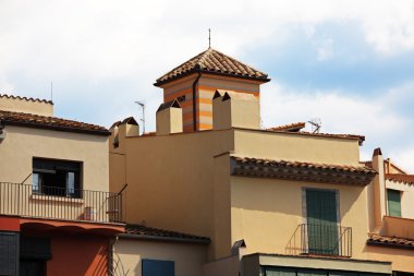 Çinili çatılı evi