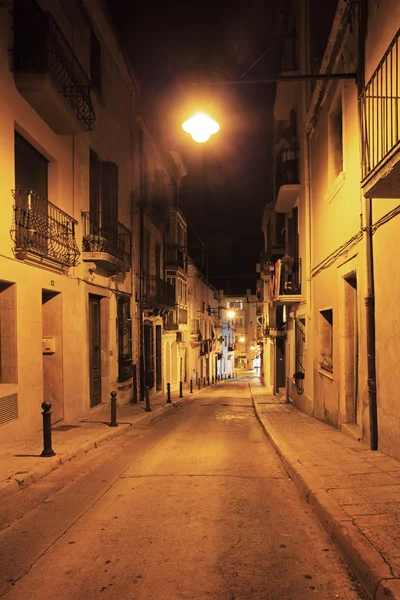 Ruas desertas da cidade velha acenderam uma lanterna — Fotografia de Stock