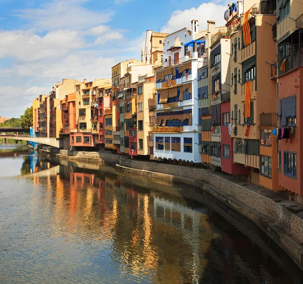 Multi-colored houses on the banks of the river — Stock Photo, Image