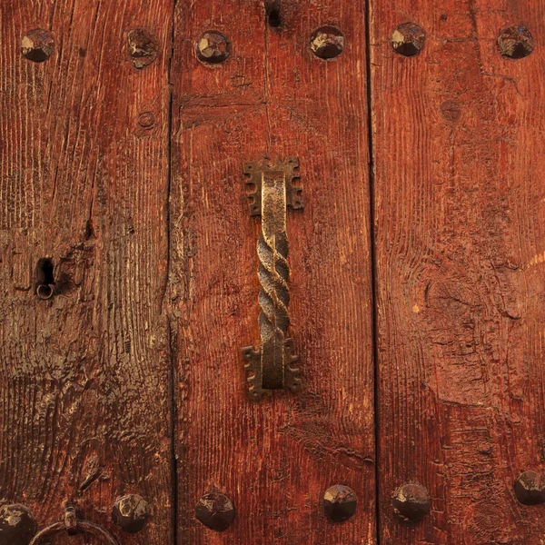 Varnished wooden door with antique doorhandle — Stock Photo, Image