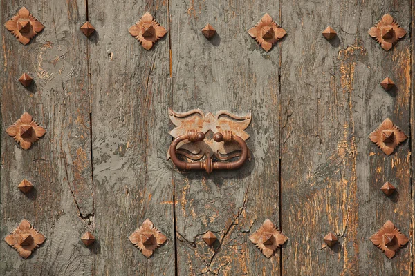 Yeşil eski kapıyla doorhandle — Stok fotoğraf