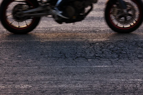 Rasant mit dem Motorrad unterwegs — Stockfoto
