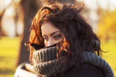 üzgün, esmer kadın