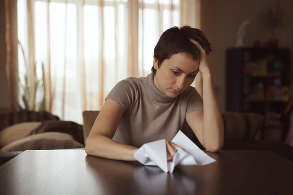 Jeune femme triste tenant une lettre froissée — Photo