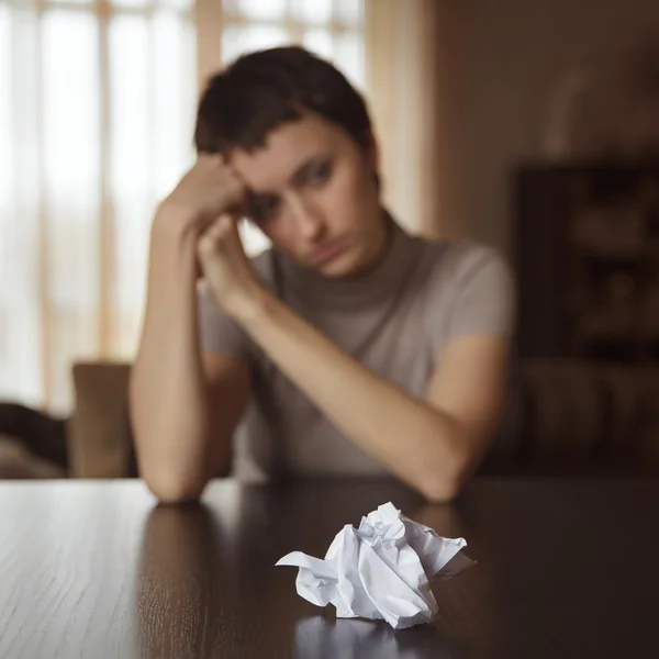 Brief op de tafel voor een meisje — Stockfoto