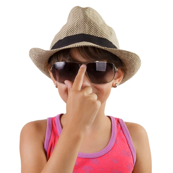 Petite fille dans un chapeau de paille et des lunettes de soleil — Photo