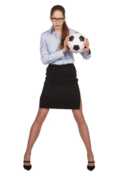 Junge Frau mit einem Fußballball — Stockfoto