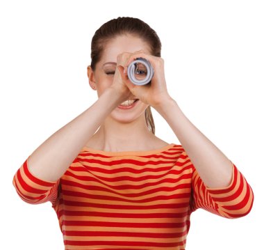 Kız katlanmış bir dergide - görünüyor spyglass