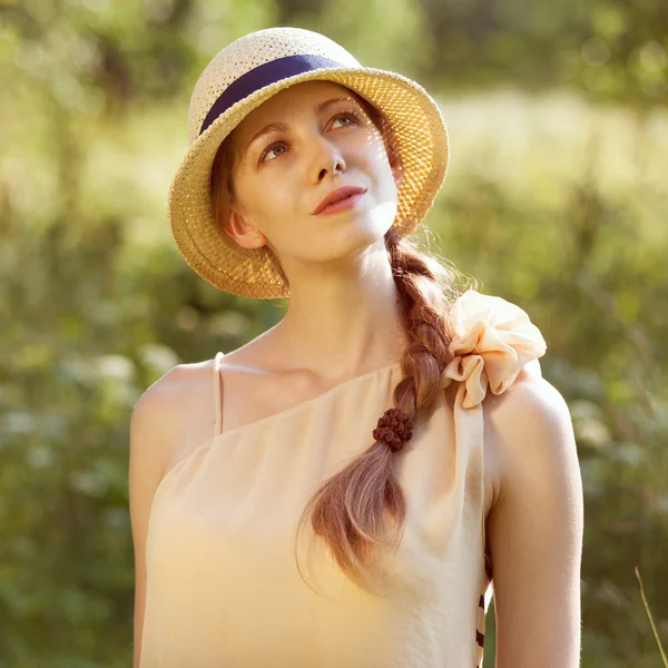 Счастливая девушка в соломенной шляпе — стоковое фото