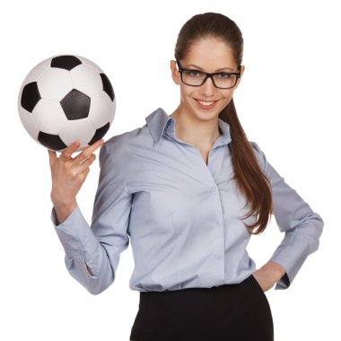 bir futbol topu ile kendine güvenen kadın