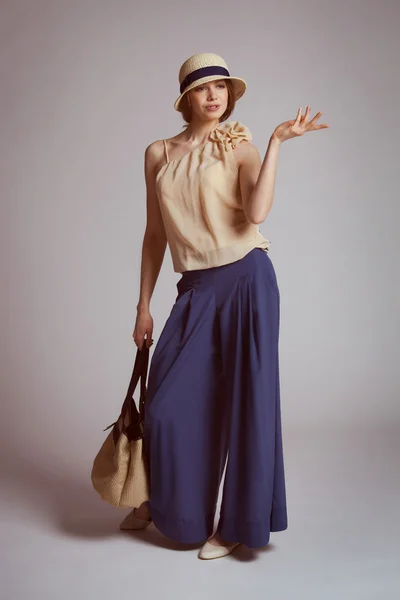 Wanita bergaya dalam pakaian retro dengan tas — Stok Foto