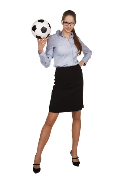 Стильная женщина с футбольным мячом — стоковое фото