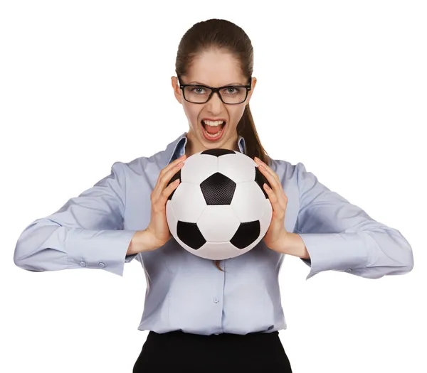 Агрессивная девушка с футбольным мячом — стоковое фото