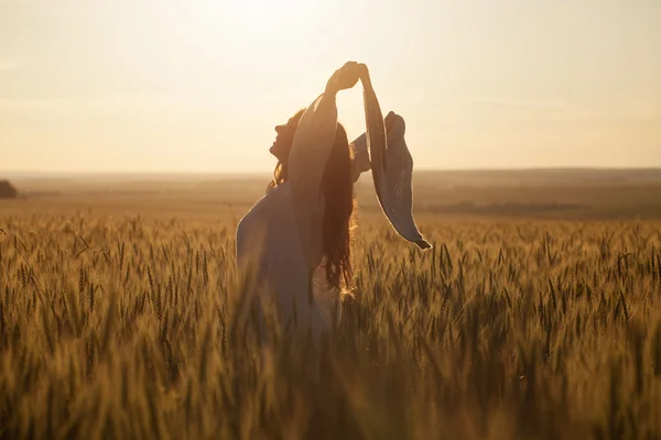 Mulher feliz com um xale no campo — Fotografia de Stock