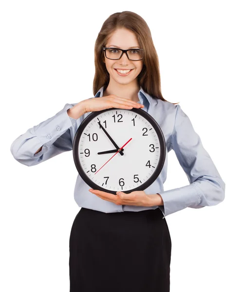 Joven sonriente sosteniendo un reloj —  Fotos de Stock