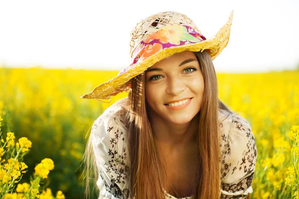 Mulher feliz em um chapéu de flores silvestres — Fotografia de Stock